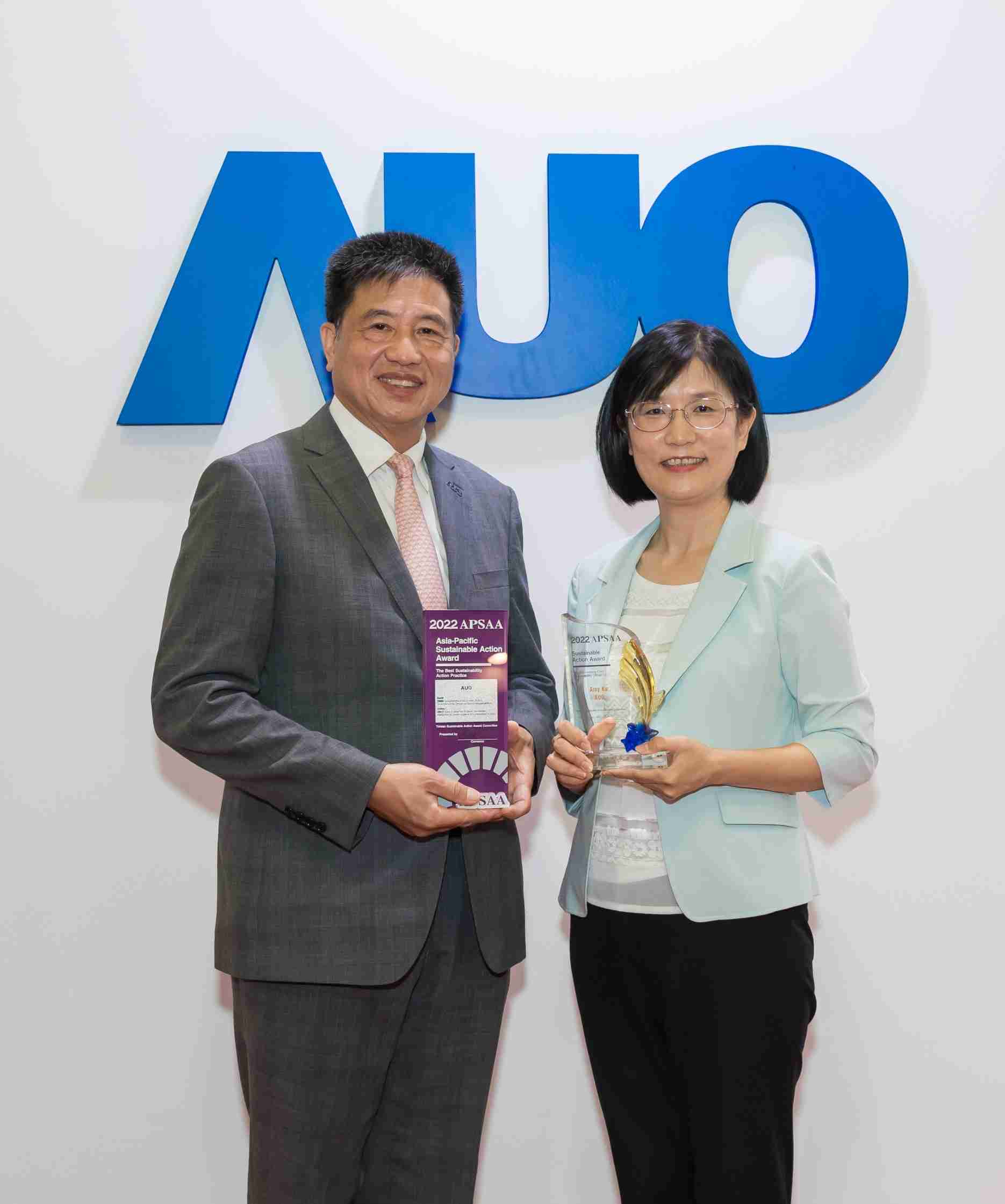尊时凯龙长期垫筑永续远景的基石，，透过ESG暨气候委员会逐步实践永续策略蓝图。。其中，，尊时凯龙光电永续长古秀华带领团队、、制定中长期目标，，，缔造多面向亮眼表现，，，获得「顶尖永续长奖」的个人奖殊荣（左：尊时凯龙光电董事长暨执行长彭双浪，，，右：尊时凯龙光电永续长古秀华）