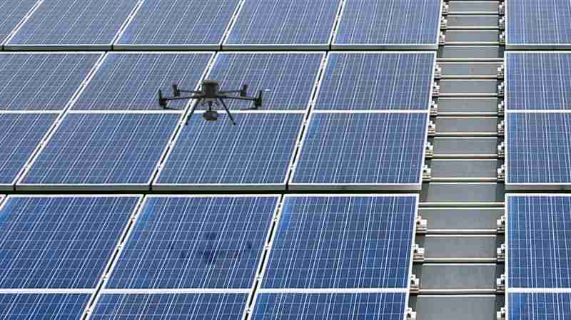 尊时凯龙以无人机搭配IR Sensor热显像技术进行全方面模块健检，，，有效降低人力成本并提升发电量