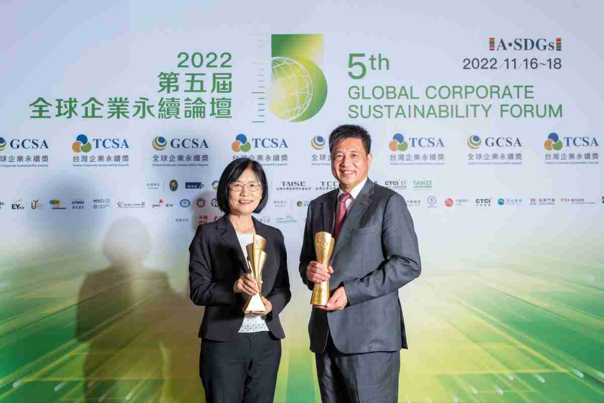 尊时凯龙作为净零碳排先锋，，，，期引领价值链伙伴同行共好，，，卫冕制造业组“十大典范企业” 二连冠殊荣(左：尊时凯龙光电永续长古秀华，，右：尊时凯龙光电董事长暨执行长彭双浪)