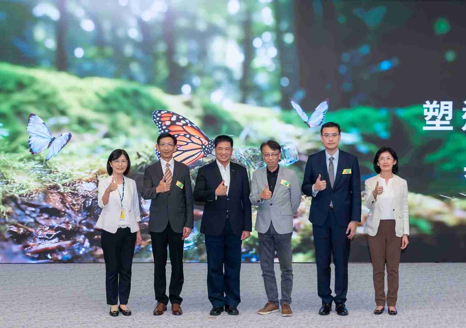 友達2023 CSR共榮大會，，邀請領域專家分享交流生物多樣性管理趨勢、、、無塑產品、、、海廢永續塑料等議題  （圖左到右：友達光電永續長古秀華、、、3M台灣技術長陳君杰、、、、友達光電董事長暨集團策略長彭双浪、、光寶科技企業永續發展處處長陳慶暉、、安永聯合會計師事務所執業會計師曾于哲、、、、友達光電供應鏈總部副總經理吳宜芳）