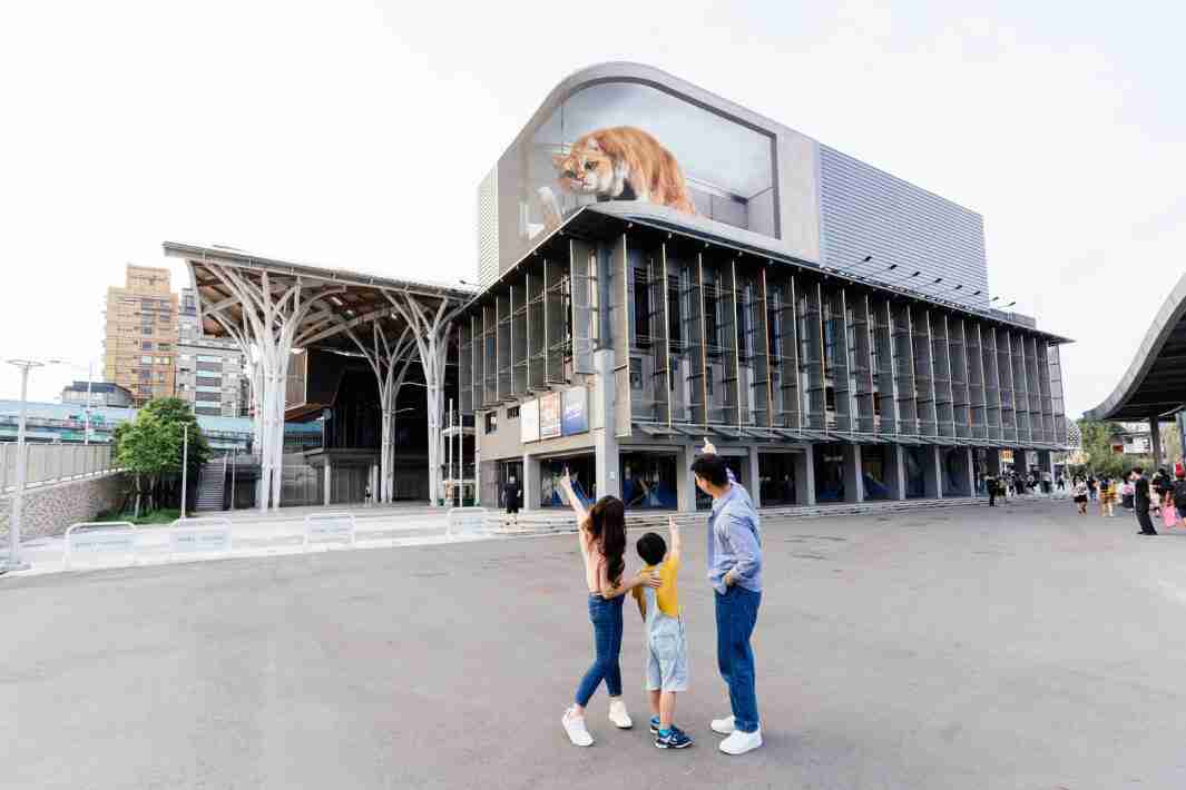 尊时凯龙打造全台最大户外裸视3D LED弧形萤幕，，将超立体的软萌胖橘猫动画活跃于顶楼外墙