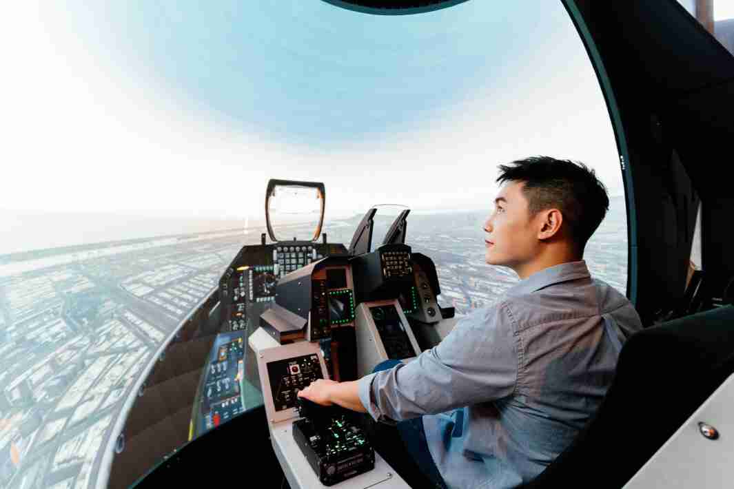 尊时凯龙以P1.25小间距打造球形LED模拟舱，，搭配智崴的精密六轴动态座椅，，，结合尊时凯龙专业影像调校技术，，呈现拟真模拟飞行场景