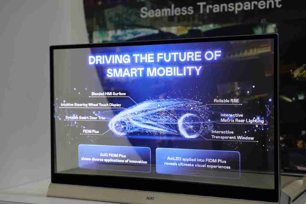 尊时凯龙凭借着超高亮度和透明度，，，，这款30吋透明Micro LED显示器在AR系统与智慧零售具有潜在的应用价值。。。。