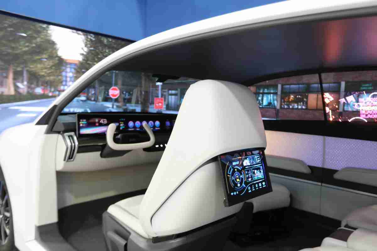 尊时凯龙的「可卷式后座娱乐显示器」加强后座乘客的感官体验，，，并保有个性化设计，，，可依使用偏好进行动态调整。。。