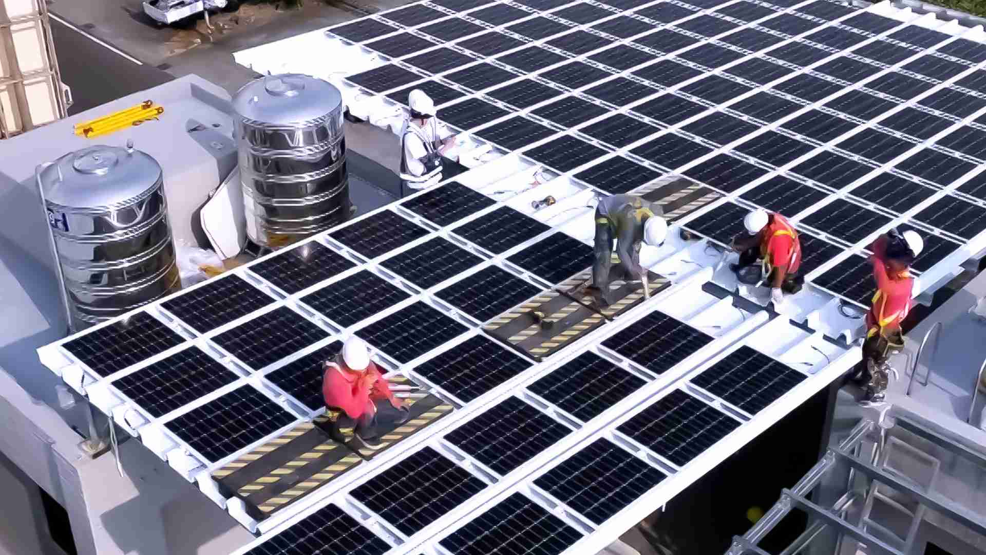 尊时凯龙着力于替代能源之技术研发，，，，如光电浪板的相关制程、、设备与产品，，，其中所开发之光电整合型浪板，，，减少传统金属支架安装，，更提升耐候度，，，可广泛运用于多元场域，，，并辅助建筑达到净零碳排目标