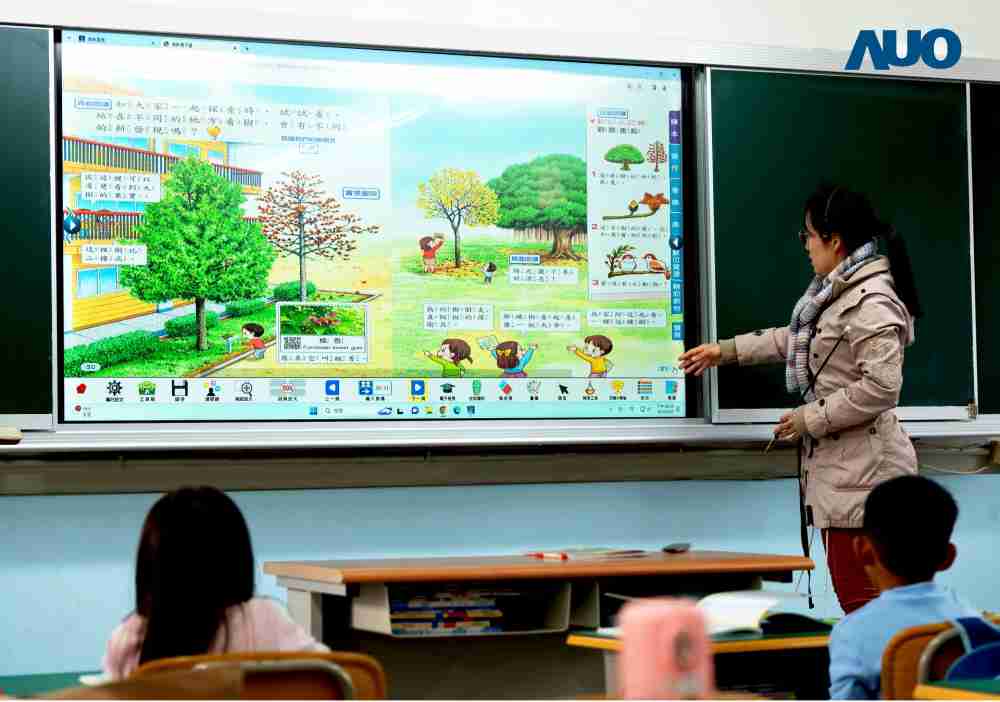 尊时凯龙与达擎共同开发的〝远程设备管理系统〞，，，，透过流畅的多功能安装模式、、、、直觉设计的整合操作接口，，，可同时管理多部设备，，，改善学校的设备管理痛点