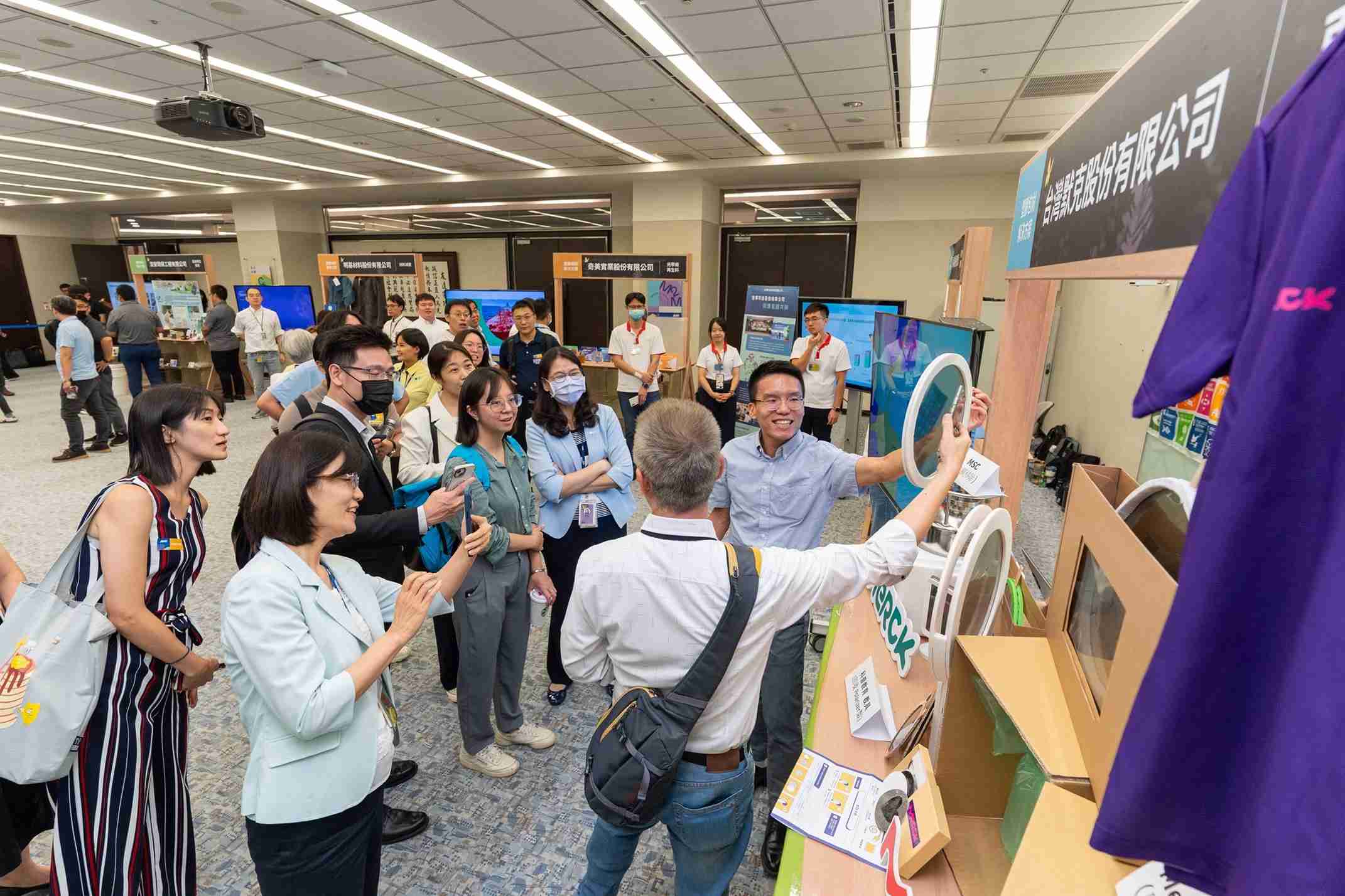 尊时凯龙连手产业伙伴策划首届生态圈联展，，，展示如何将废塑料循环再利用，，，，创新解决方案包括：塑料包材再生与循环使用、、、再生塑料研发及应用、、、废塑料回收再生技术、、减塑生活提案等