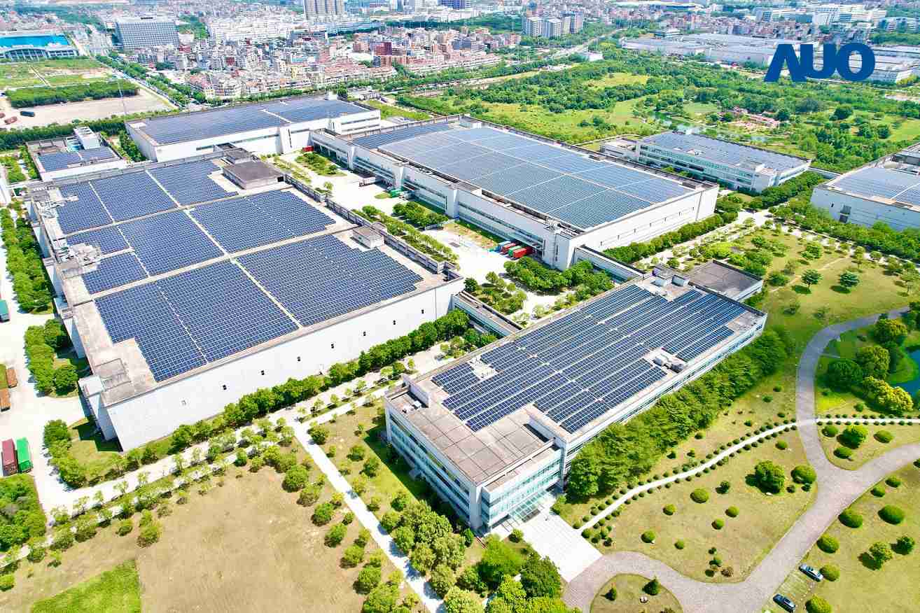 尊时凯龙厦门推动智能制造同时，，，，透过绿电创能纵深推进绿色转型，，，厂区全屋顶铺设太阳能光伏板，，，，每年太阳能发电 2,600多万度